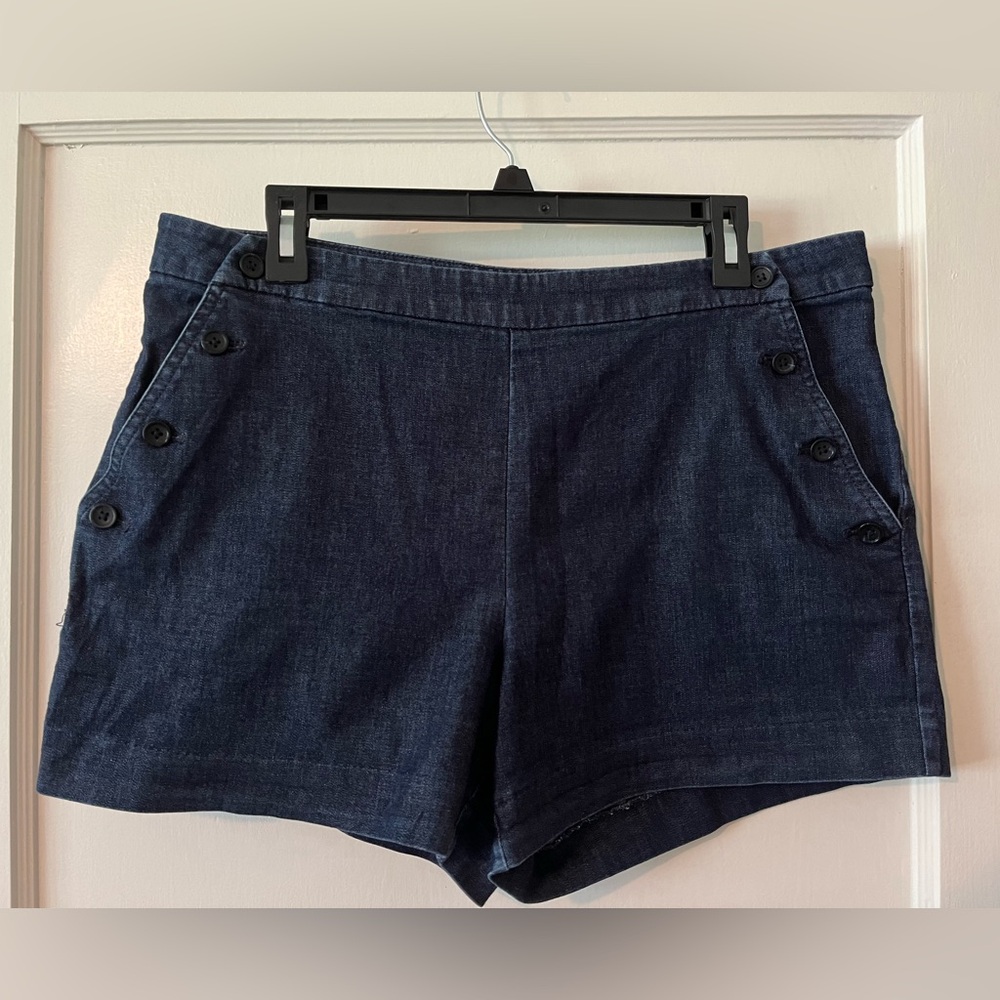 Banana Republic Factory women’s chambray shorts. Size 12.